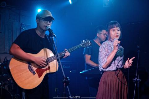 陳建霖 - 樂團演出，常任主唱、節奏吉他。