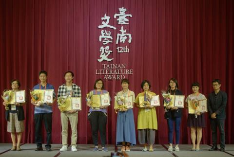諭 文字工作室 - 臺南文學獎得獎人合照之一