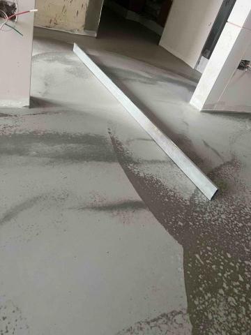 莊小吉 - 高整平地坪-卡扣-SPC-木地板地板必須的平整度。