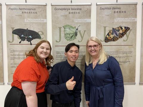 WL Design - 2023年在布里斯本澳洲Sunnybank台灣館舉辦第二次個覽，主題『台灣原生蝴蝶特展』。與Sunnybank中心CEO Lisa（右）合影。