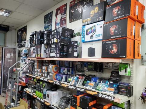 捷修國際電腦有限公司 - 捷修電腦門市裡電腦組裝零件門市皆有備庫存,急用維修都有機會快速取得您要的需求哦!
