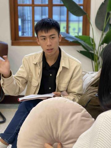 鍾聿寍 - Life coach的服務通常是一對一的聊天，可以透過實體或線上的方式跟coach約時間歐?