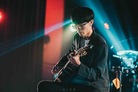 田泰昀 - 圖為高中吉他演出