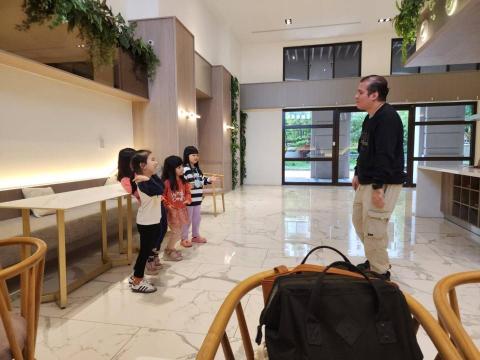 Beniel English - 補習不一定適合所有人。
有實力，所以開放透明。
最幸福的莫過於可以看著小孩長大。
小孩也能擁有獨立處理任務的精神。
我們的存在，是為了消弭傳統教育的限制，重拾家長對教育的信任。