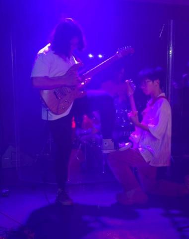 專業吉他有限公司 - 一直以來都擔任獨奏吉他手。