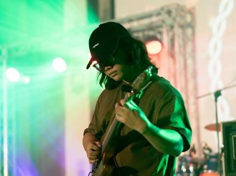 專業吉他有限公司 - Hi I’m Dorian, I play on guitar and I love to shredded!
嗨 我是Dorian, 這幾張都是我跟我組過樂團的照片，很高興認識你！