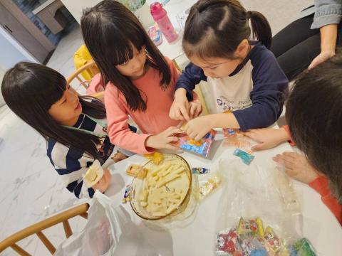 Beniel English - 補習不一定適合所有人。
有實力，所以開放透明。
最幸福的莫過於可以看著小孩長大。
小孩也能擁有獨立處理任務的精神。
我們的存在，是為了消弭傳統教育的限制，重拾家長對教育的信任。