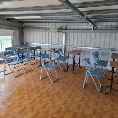 無極居家清潔服務團隊 - 教室清潔~地板、窗戶、桌椅、牆面。