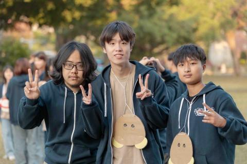 薛綋倫 - 中間那位是我