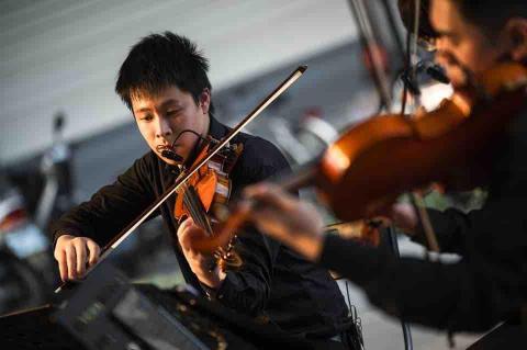 鍾信謙🎻線上教學/陪練 - 於花蓮日出大道 弦樂四重奏表演
