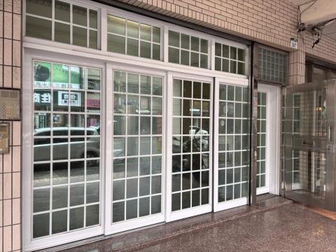 無極居家清潔服務團隊 - 落地門窗~煥然一新