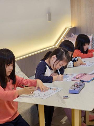 Beniel English - 補習不一定適合所有人。
有實力，所以開放透明。
最幸福的莫過於可以看著小孩長大。
小孩也能擁有獨立處理任務的精神。
補習不一定適合所有人。
有實力，所以開放透明。
最幸福的莫過於可以看著小孩長大。
小孩也能擁有獨立處理任務的精神。
我們的存在，是為了消弭傳統教育的限制，重拾家長對教育的信任。