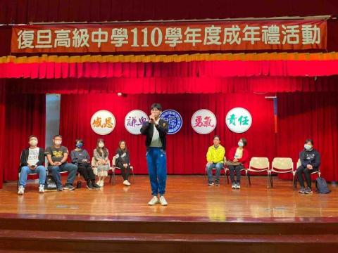 賴宸潁 - 高中擔任學生會長上台致詞