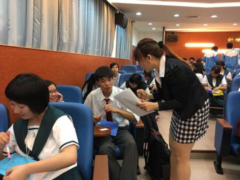 Patricia Yang - 所帶的英語資優班校內表演活動交流溝通