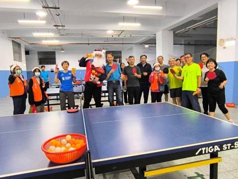 雙北乒乓，桌球教室 - 社區大學成人教育，學桌球的人