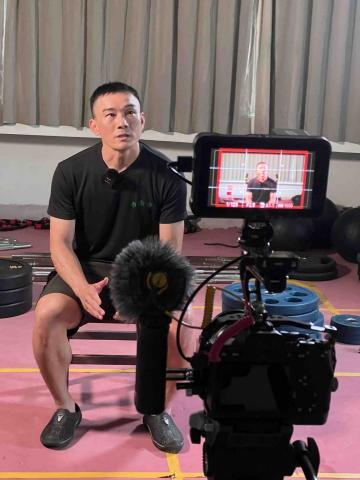 橙式攝記 ORANGE - 紀錄片拍攝（側拍）