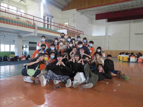 張簡旗祥 - 出隊時跟小朋友合影