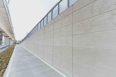 建揚鑫業有限公司 - 潭雅神綠空廊道搭橋工程（2024 金質獎）
榮獲 2024 年金質獎，我們全程負責所有挖土機的作業！

工作內容：
✅ 井基深挖 &ndash; 確保橋梁基礎穩固，提升結構安全性
✅ 橋台基礎施工 &ndash; 高精度挖掘，打造穩固橋台基座
✅ 多坡面地形修整 &ndash; 依據設計進行坡度、斜度及整體線型整地
✅ 植栽種植 &ndash; 打造綠意盎然的景觀，讓綠空廊道更添生機