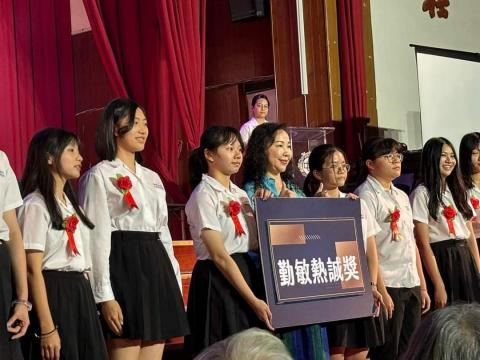 龔穎 - 在校以勤敏熱誠獎畢業