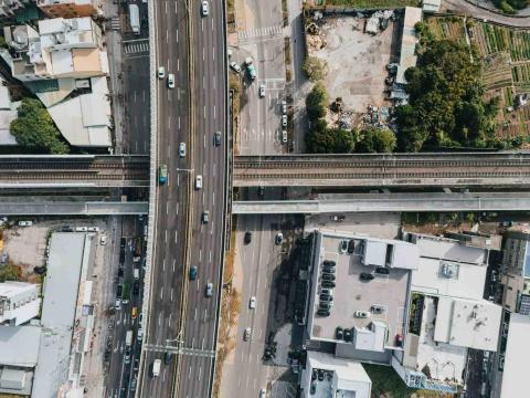 建揚鑫業有限公司 - 潭雅神綠空廊道搭橋工程（2024 金質獎）
榮獲 2024 年金質獎，我們全程負責所有挖土機的作業！

工作內容：
✅ 井基深挖 &ndash; 確保橋梁基礎穩固，提升結構安全性
✅ 橋台基礎施工 &ndash; 高精度挖掘，打造穩固橋台基座
✅ 多坡面地形修整 &ndash; 依據設計進行坡度、斜度及整體線型整地
✅ 植栽種植 &ndash; 打造綠意盎然的景觀，讓綠空廊道更添生機