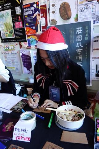 龔穎 - 參與英語系上聖誕周自發性服務