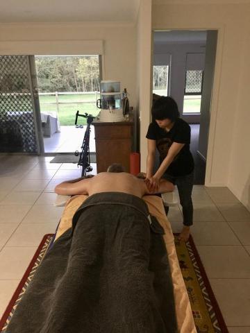 Sensol 享受 - 於澳洲到府服務一位鐵人三項選手，家中自備按摩床。