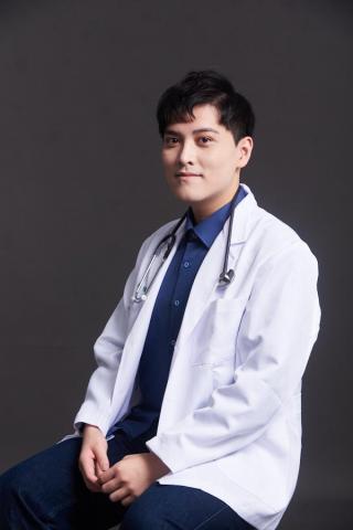 黃俊瑋 - 中醫系授袍照