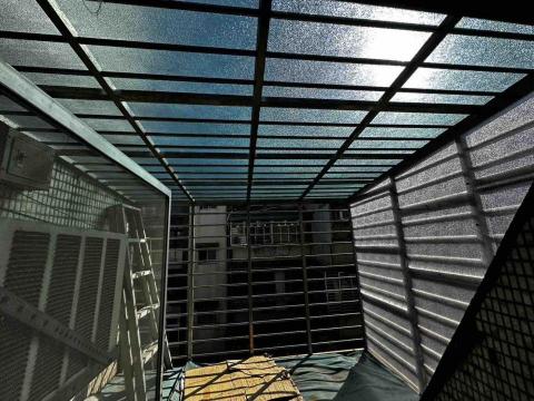 達閎金屬企業社 - 側面封PC耐力板_透明顆粒 達閎金屬企業社 - 側面封PC耐力板_透明顆粒