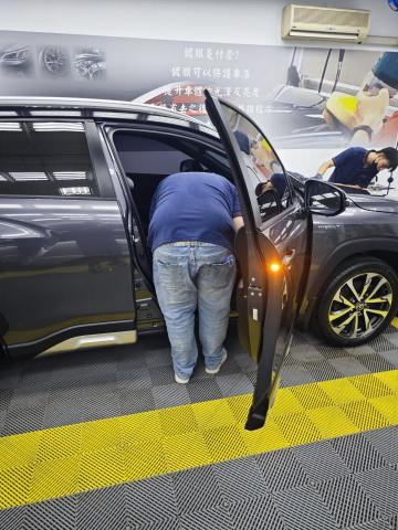 汽車快速封體 - 不管是鍍膜或者打蠟~所有著重的都是洗車
洗車步驟
冷車-等來令片跟引擎散熱完成
上泡沫
上柏油跟蟲鳥屍體去除劑
下泡沫用高壓水槍沖洗
第二次上泡沫
上鐵粉清除
下泡沫用高壓水槍沖洗
上泡沫
上鹼性鋁圈清除劑
正洗...開始使用羊毛擦拭板金
下泡沫...正洗完可以用高壓水槍清洗
玻璃油膜去除
跑磁土，用磁土清潔劑+磁土抹布全車跑一次
高壓沖洗
板金擦拭乾淨
可以開始拋光上水性粗蠟...傷痕修復拉鏡面