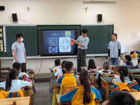謝承叡 - 國小志工教學口腔保健知識