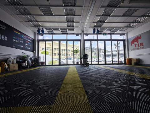 汽車快速封體 - 不管是鍍膜或者打蠟~所有著重的都是洗車
洗車步驟
冷車-等來令片跟引擎散熱完成
上泡沫
上柏油跟蟲鳥屍體去除劑
下泡沫用高壓水槍沖洗
第二次上泡沫
上鐵粉清除
下泡沫用高壓水槍沖洗
上泡沫
上鹼性鋁圈清除劑
正洗...開始使用羊毛擦拭板金
下泡沫...正洗完可以用高壓水槍清洗
玻璃油膜去除
跑磁土，用磁土清潔劑+磁土抹布全車跑一次
高壓沖洗
板金擦拭乾淨
可以開始拋光上水性粗蠟...傷痕修復拉鏡面