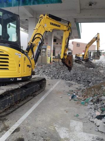 約翰工程行 - 拆除山貓挖加油站地基