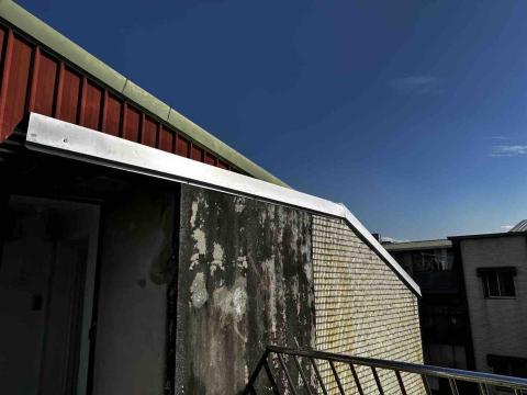 達閎金屬企業社 - 屋頂露水壁癌!覆蓋不銹鋼浪板,側板包覆避免滲水。 達閎金屬企業社 - 屋頂露水壁癌!覆蓋不銹鋼浪板,側板包覆避免滲水。