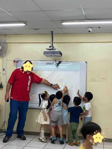 蔣宜婷 - 曾在佳音英語擔任課堂助教，協助小朋友們與外師溝通