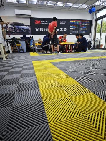 汽車快速封體 - 不管是鍍膜或者打蠟~所有著重的都是洗車
洗車步驟
冷車-等來令片跟引擎散熱完成
上泡沫
上柏油跟蟲鳥屍體去除劑
下泡沫用高壓水槍沖洗
第二次上泡沫
上鐵粉清除
下泡沫用高壓水槍沖洗
上泡沫
上鹼性鋁圈清除劑
正洗...開始使用羊毛擦拭板金
下泡沫...正洗完可以用高壓水槍清洗
玻璃油膜去除
跑磁土，用磁土清潔劑+磁土抹布全車跑一次
高壓沖洗
板金擦拭乾淨
可以開始拋光上水性粗蠟...傷痕修復拉鏡面