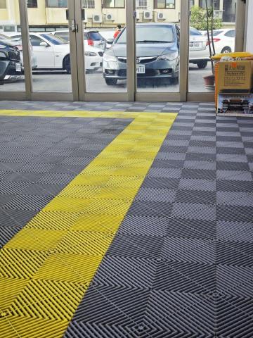 汽車快速封體 - 不管是鍍膜或者打蠟~所有著重的都是洗車
洗車步驟
冷車-等來令片跟引擎散熱完成
上泡沫
上柏油跟蟲鳥屍體去除劑
下泡沫用高壓水槍沖洗
第二次上泡沫
上鐵粉清除
下泡沫用高壓水槍沖洗
上泡沫
上鹼性鋁圈清除劑
正洗...開始使用羊毛擦拭板金
下泡沫...正洗完可以用高壓水槍清洗
玻璃油膜去除
跑磁土，用磁土清潔劑+磁土抹布全車跑一次
高壓沖洗
板金擦拭乾淨
可以開始拋光上水性粗蠟...傷痕修復拉鏡面