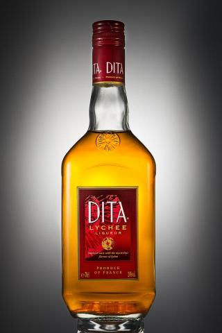 黃俊 - 1.產品細節呈現
精確的燈光佈局，凸顯瓶身的質感、標籤的細節與液體的色澤，使觀眾能直觀產品的高品質。

2.專業燈光運用打造質感
採用輪廓光突出瓶身線條，並以柔光減少反光，達到清晰且細膩的影像效果，增強消費者對產品的第一印象。

3.品牌形象強化
圖片色調溫暖且誘人，精準呼應DITA荔枝酒帶有神秘且清新的品牌特質，有助於品牌故事的傳遞與市場推廣。

4後期修圖
透過精細的後期調整，確保色彩還原準確