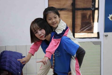 董敬儀 - 與孩子互動