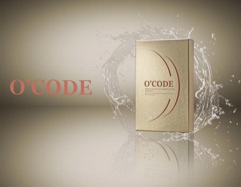 黃俊 - 1.拍攝方式：產品採用專業燈光拍攝，凸顯金屬包裝的光澤與細節，呈現高質感與立體效果。
2.背景與水花：背景及水花皆為後製合成，透過動態水花營造清新活力，象徵產品帶來的煥然一新。
3.色彩搭配：以金色搭配柔和米色背景，呼應品牌形象，提升整體視覺一致性與辨識度。
4.作品特色：本作品結合燈光拍攝與後製合成技術，融合動態與靜態元素，展現產品的高端質感與市場競爭力，適用於品牌宣傳、電商平台展示及廣告素材。