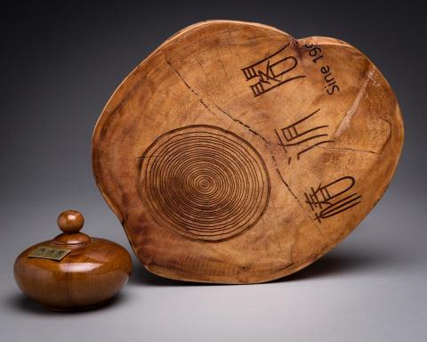 黃俊 - 拍攝方式：

1.專業燈光拍攝，凸顯木材紋理與雕刻細節
呈現手工工藝的溫潤質感與精緻度
背景設計：

2.中性灰背景，營造簡約專業氛圍
突出木雕作品本身，提升視覺焦點
色彩呈現：

3.忠實還原木材自然色調
光影層次分明，增添視覺深度
作品特色：

4.樹輪年輪清晰，象徵歲月痕跡與傳承
書法雕刻細膩，展現東方文化美學
適用範疇：

5.工藝品型錄
文創品牌形象照
展覽宣傳及電商平台展示