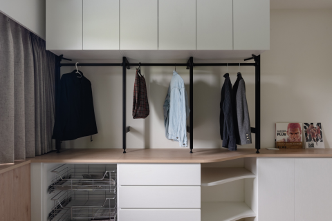 禎咖都棲室內裝修設計有限公司‧袁禎佑建築師 - 系統櫃做弧形檯面，搭配五金廠商的衣桿