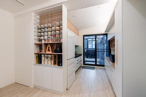 禎咖都棲室內裝修設計有限公司‧袁禎佑建築師 - 男主人的收藏櫃與餐廳大怪物的零食櫃。