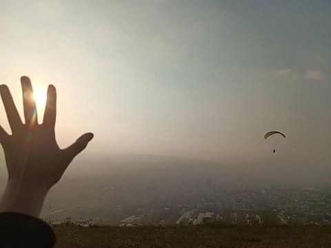 秦琬淳 - 本人也很常去爬山，學校附近有虎頭山，上面還有飛行傘的活動，很想嘗試但還沒有足夠的膽量?