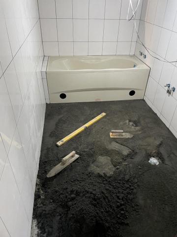 阮先生 - 衛浴地板鋪設中