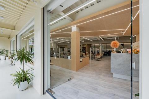 禎咖都棲室內裝修設計有限公司‧袁禎佑建築師 - 門面雙層設計，中間夾著鐵捲門