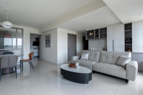 禎咖都棲室內裝修設計有限公司‧袁禎佑建築師 - 整體空間色系配合建商提供的門的顏色做搭配。