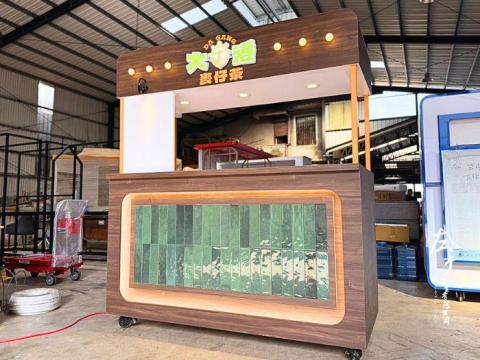 左手企業 - 服務項目：客製化品牌攤車
合作品牌：大港麥仔茶
攤車尺寸：180*90*200公分