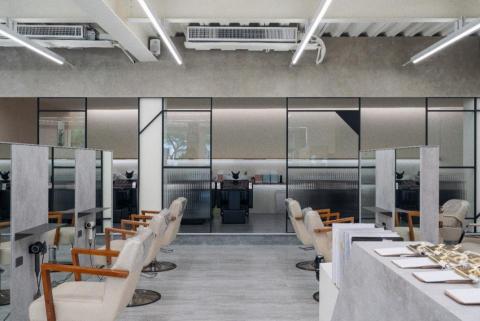 禎咖都棲室內裝修設計有限公司‧袁禎佑建築師 - 洗髮區的玻璃格柵搭配洗髮位置，以及呼應店面LOGO做造型。