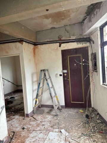 崴哥水電工程 - 板橋大觀路裝修 電箱更新 全室配線 部分打鑿 設計對切開關冷熱水管更新 業主要求明暗管  這場也是沒有泥作 自己打的自己補 施工中