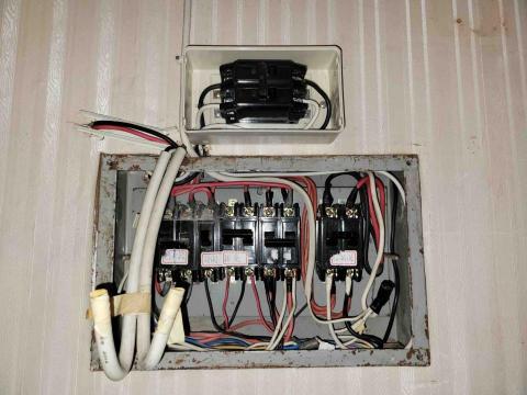 崴哥水電工程 - 新莊 頂樓加蓋 裝修場 業主希望電箱能明箱直接覆蓋過去 並且線路接長結盤即可  施工前